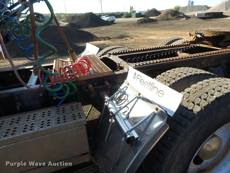 image for item DB0028 2000 Freightliner FLD semi truck