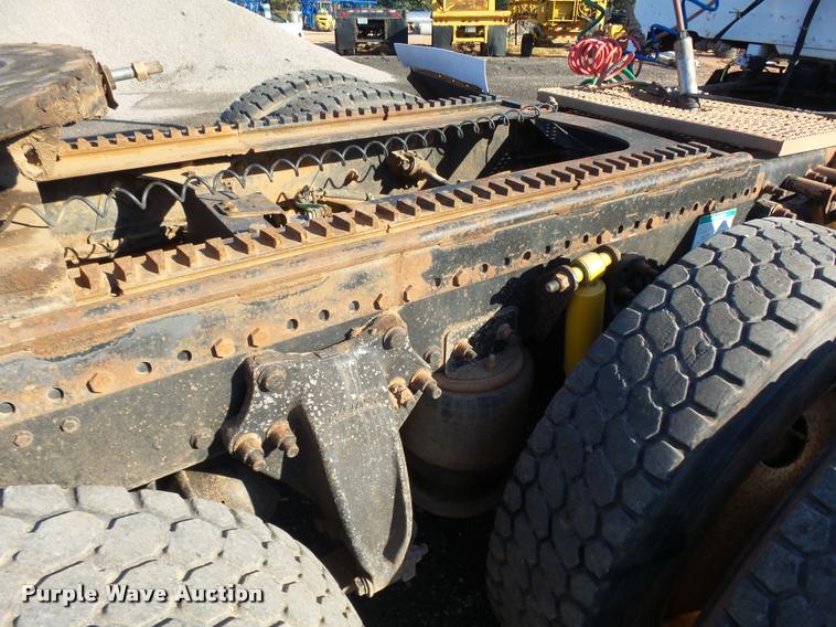 image for item DB0028 2000 Freightliner FLD semi truck