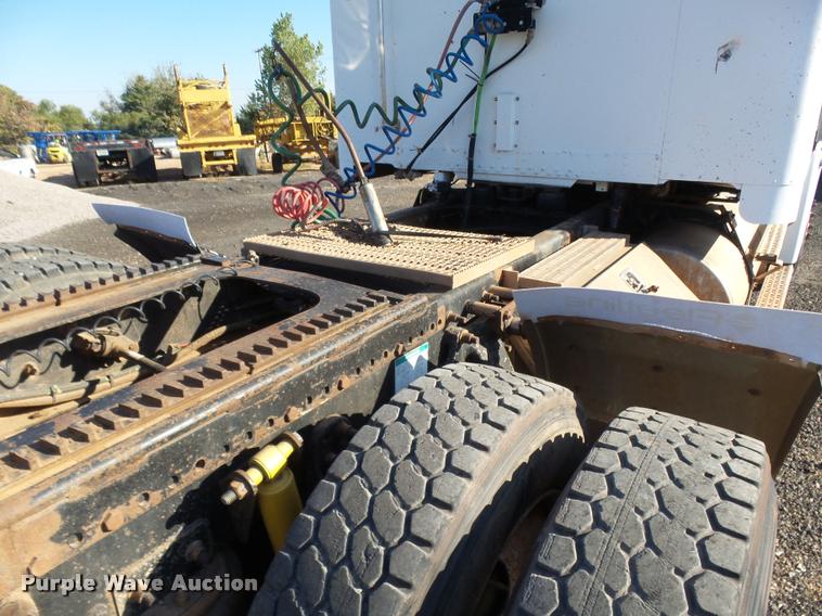 image for item DB0028 2000 Freightliner FLD semi truck