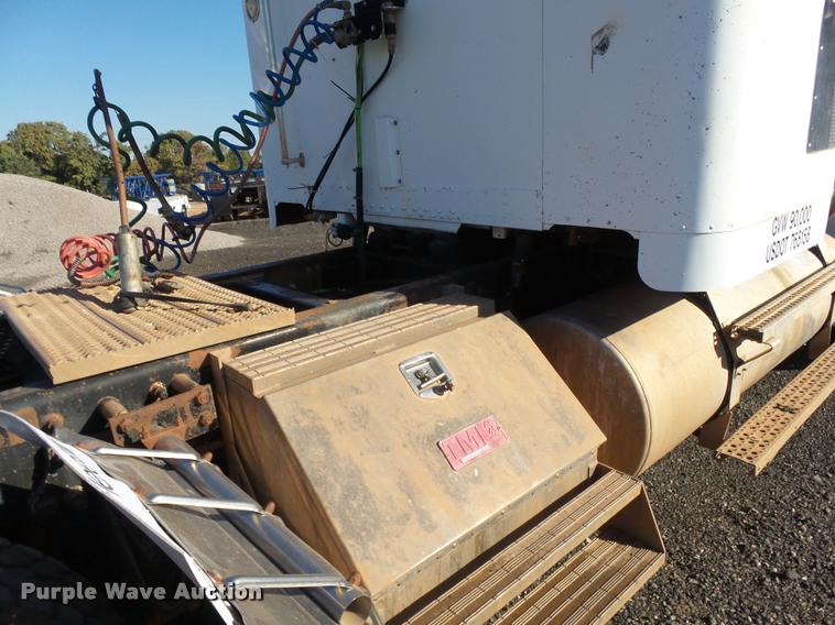 image for item DB0028 2000 Freightliner FLD semi truck