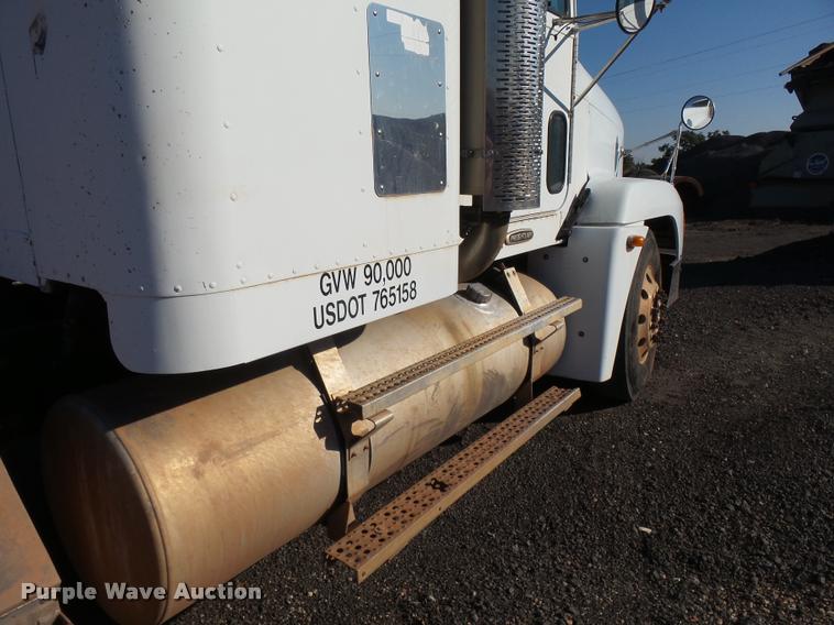 image for item DB0028 2000 Freightliner FLD semi truck