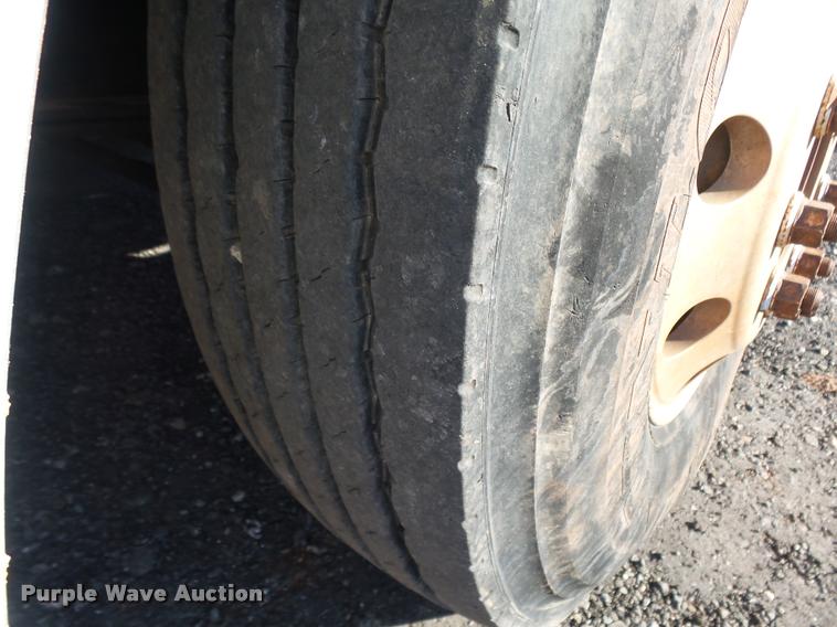 image for item DB0028 2000 Freightliner FLD semi truck