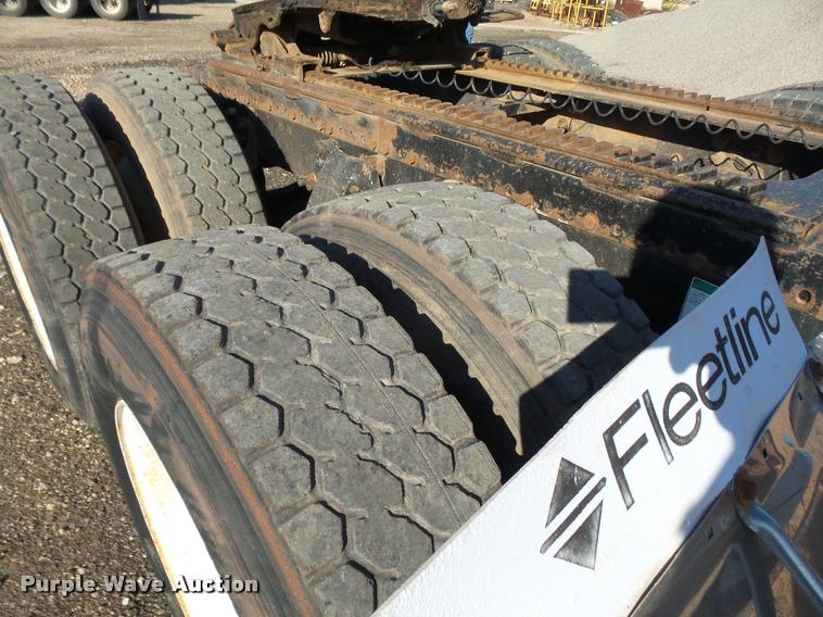 image for item DB0028 2000 Freightliner FLD semi truck