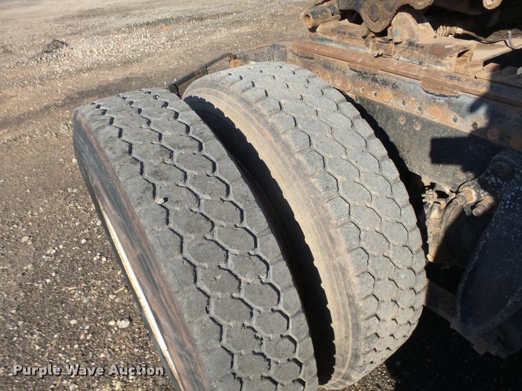 image for item DB0028 2000 Freightliner FLD semi truck