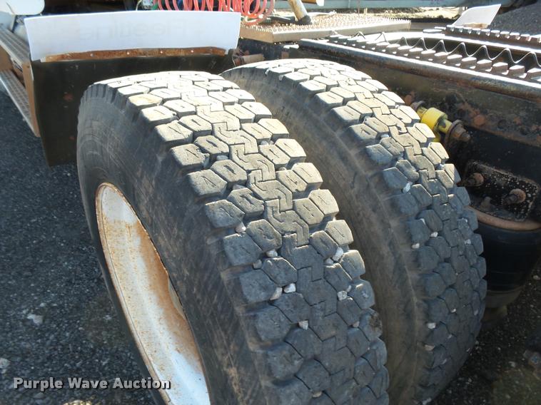 image for item DB0028 2000 Freightliner FLD semi truck