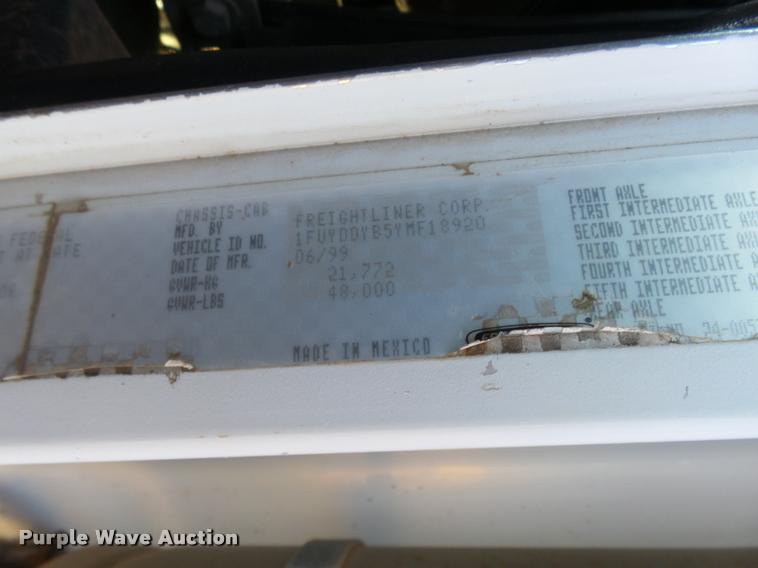 image for item DB0028 2000 Freightliner FLD semi truck