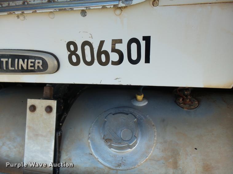 image for item DB0028 2000 Freightliner FLD semi truck