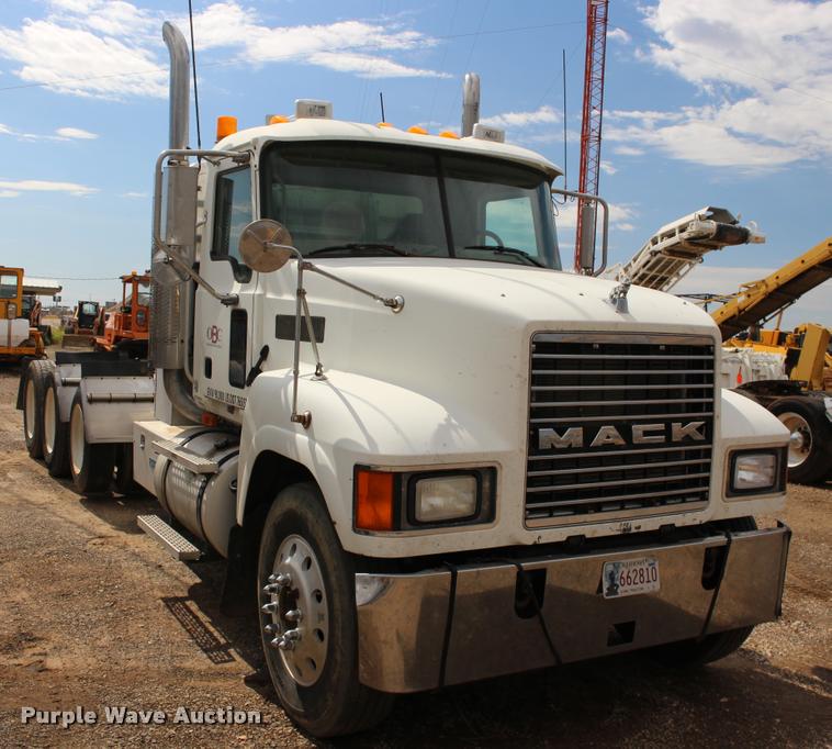 image for item DB0029 2005 Mack CHN613 semi truck