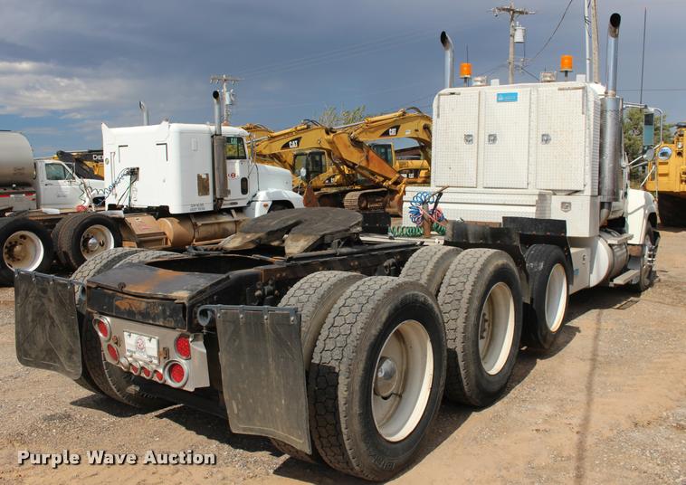 image for item DB0029 2005 Mack CHN613 semi truck