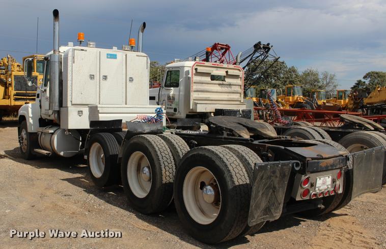 image for item DB0029 2005 Mack CHN613 semi truck