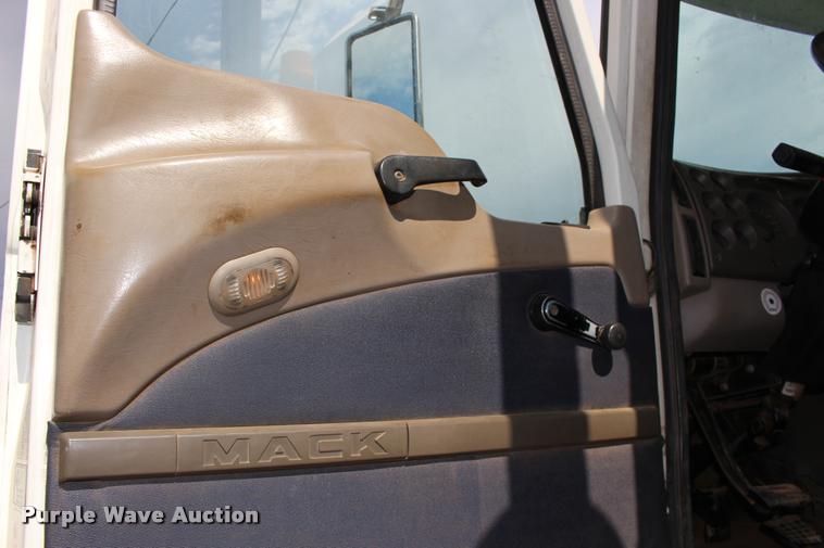 image for item DB0029 2005 Mack CHN613 semi truck
