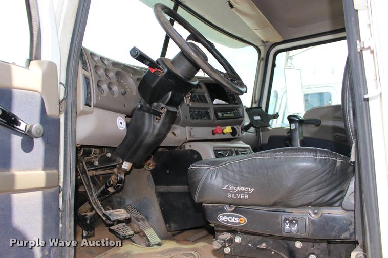 image for item DB0029 2005 Mack CHN613 semi truck