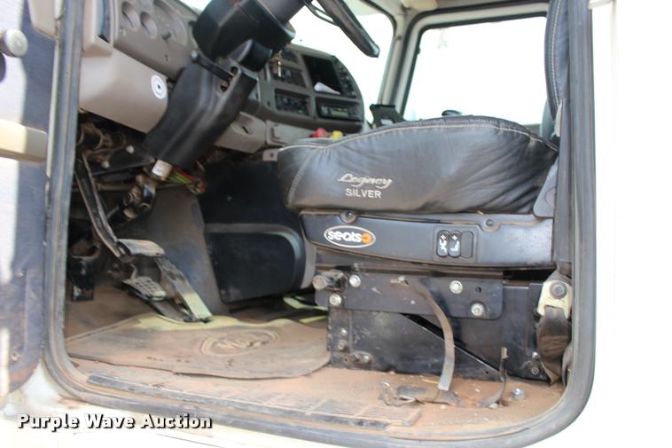 image for item DB0029 2005 Mack CHN613 semi truck