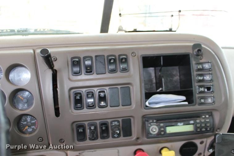 image for item DB0029 2005 Mack CHN613 semi truck