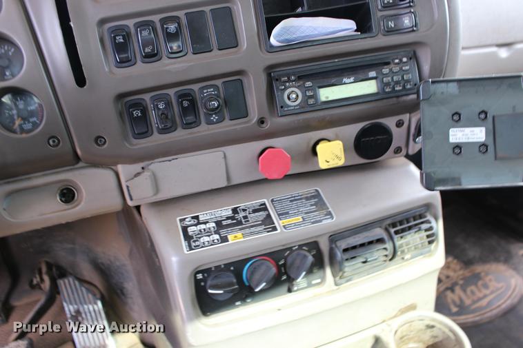 image for item DB0029 2005 Mack CHN613 semi truck