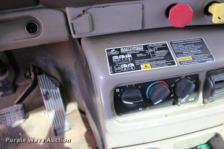 image for item DB0029 2005 Mack CHN613 semi truck