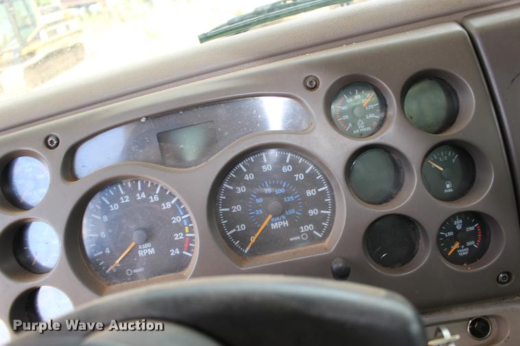 image for item DB0029 2005 Mack CHN613 semi truck