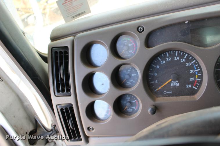 image for item DB0029 2005 Mack CHN613 semi truck