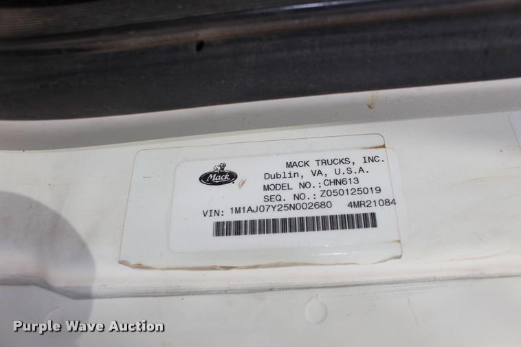 image for item DB0029 2005 Mack CHN613 semi truck