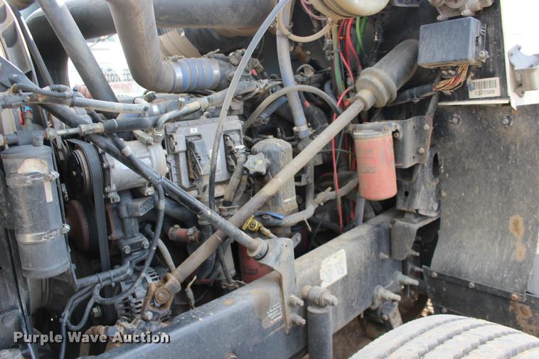 image for item DB0029 2005 Mack CHN613 semi truck