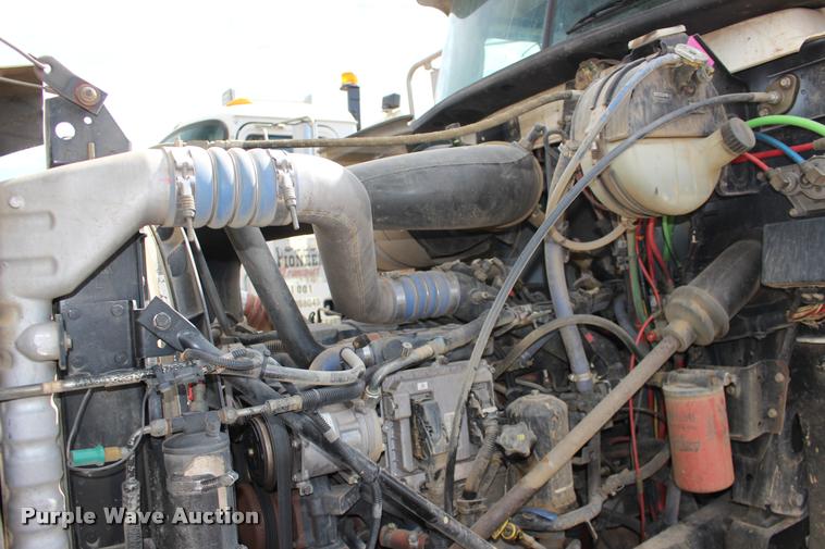 image for item DB0029 2005 Mack CHN613 semi truck