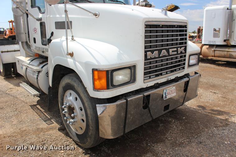 image for item DB0029 2005 Mack CHN613 semi truck