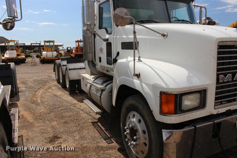 image for item DB0029 2005 Mack CHN613 semi truck