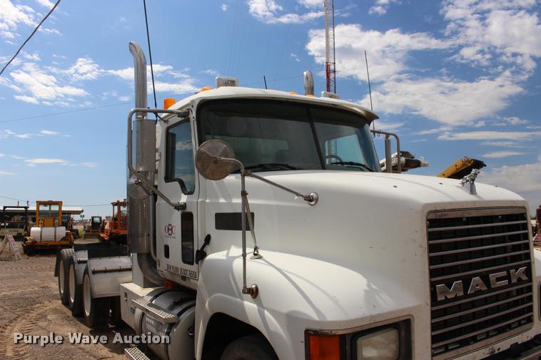image for item DB0029 2005 Mack CHN613 semi truck