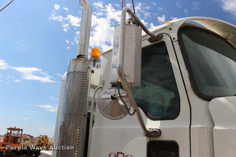 image for item DB0029 2005 Mack CHN613 semi truck