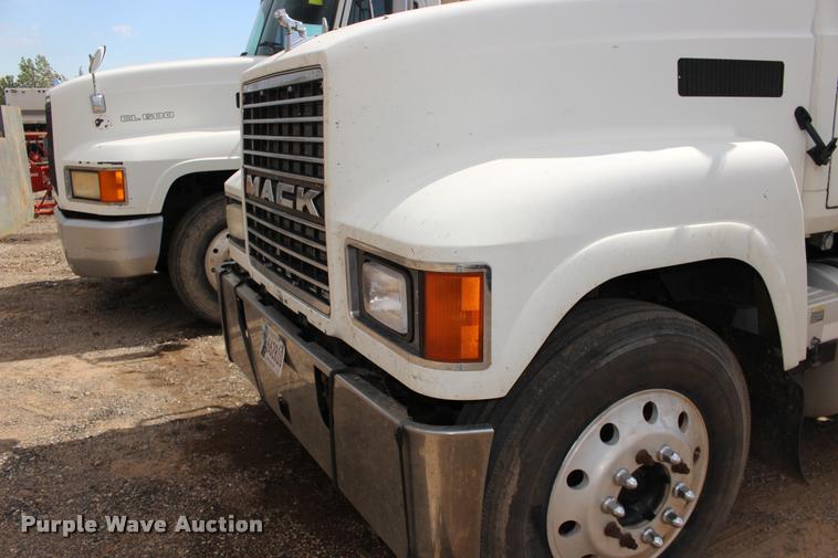image for item DB0029 2005 Mack CHN613 semi truck