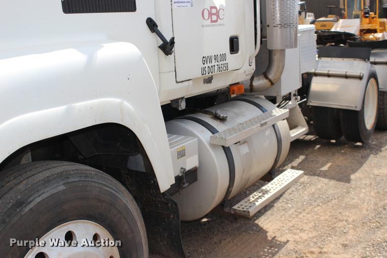 image for item DB0029 2005 Mack CHN613 semi truck