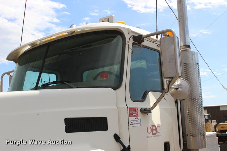 image for item DB0029 2005 Mack CHN613 semi truck