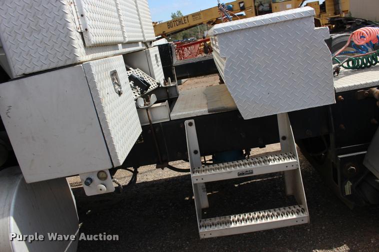 image for item DB0029 2005 Mack CHN613 semi truck