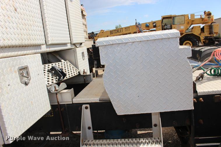 image for item DB0029 2005 Mack CHN613 semi truck