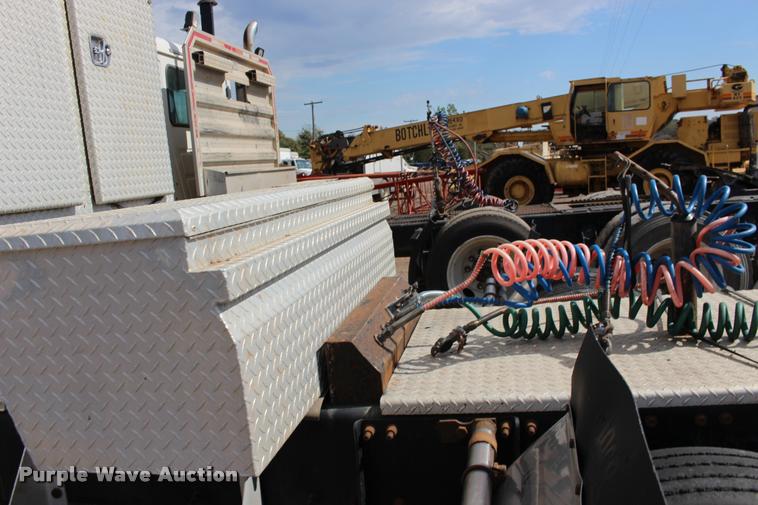 image for item DB0029 2005 Mack CHN613 semi truck