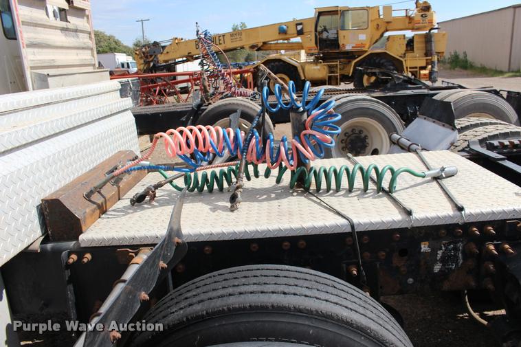 image for item DB0029 2005 Mack CHN613 semi truck