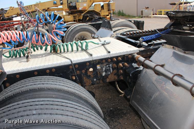 image for item DB0029 2005 Mack CHN613 semi truck