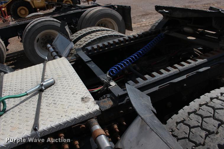 image for item DB0029 2005 Mack CHN613 semi truck