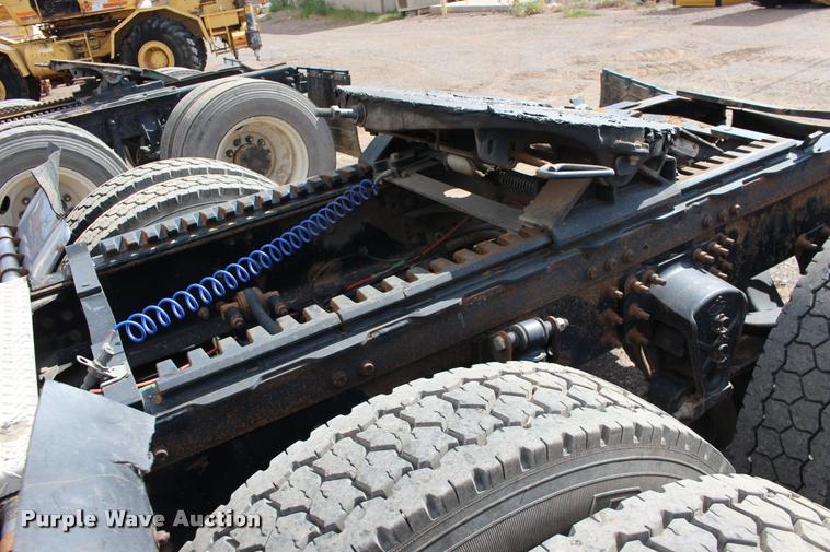 image for item DB0029 2005 Mack CHN613 semi truck