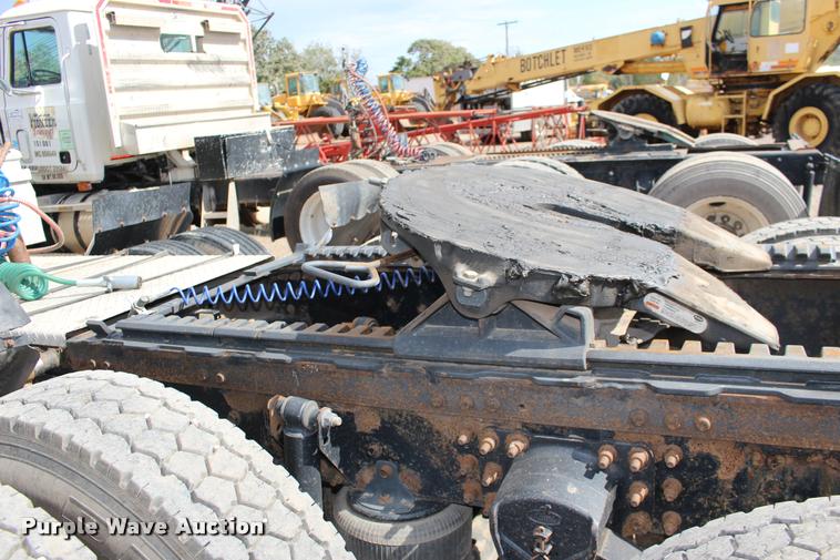 image for item DB0029 2005 Mack CHN613 semi truck