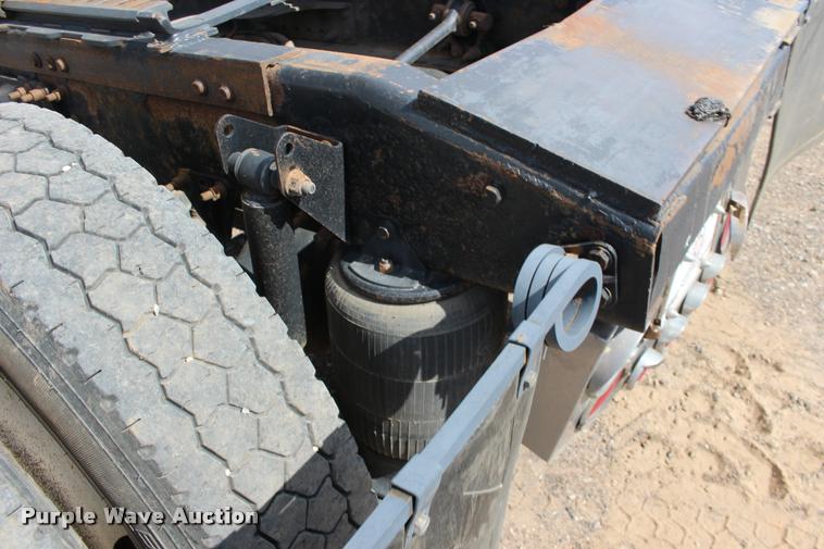 image for item DB0029 2005 Mack CHN613 semi truck