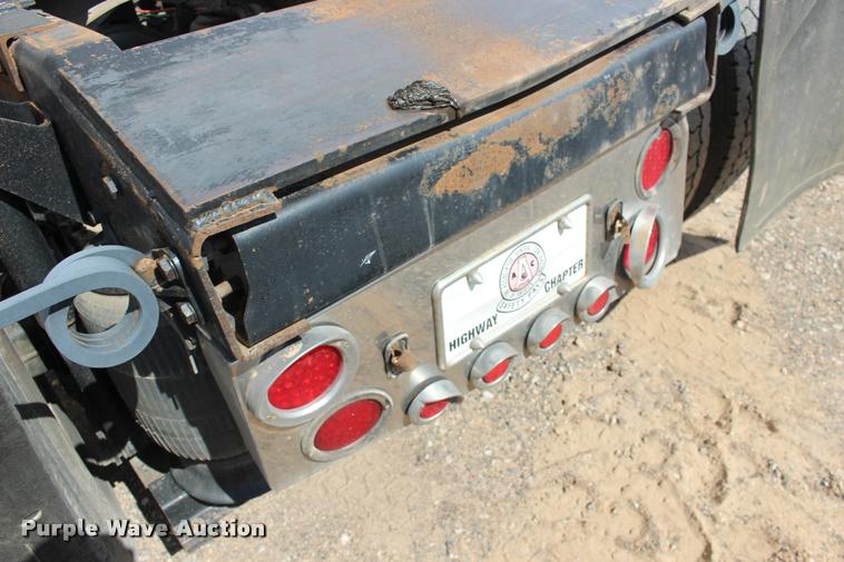 image for item DB0029 2005 Mack CHN613 semi truck