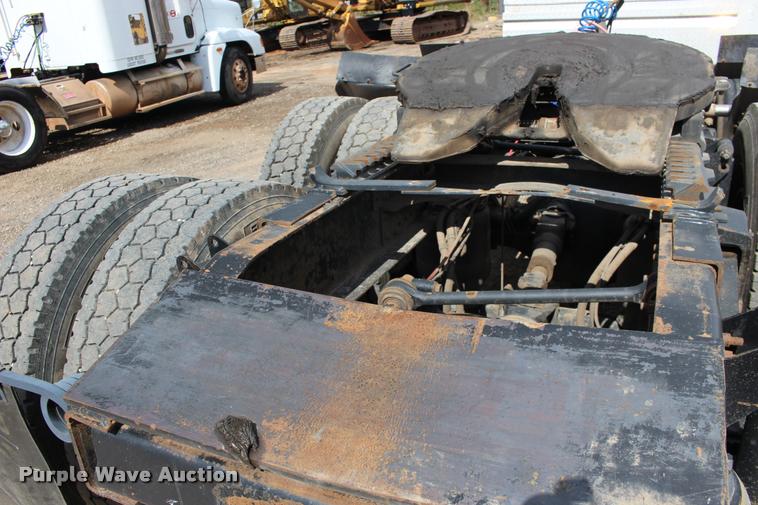 image for item DB0029 2005 Mack CHN613 semi truck