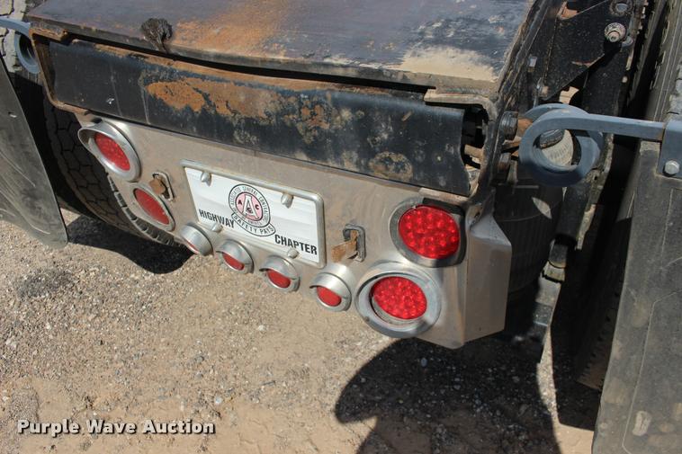 image for item DB0029 2005 Mack CHN613 semi truck