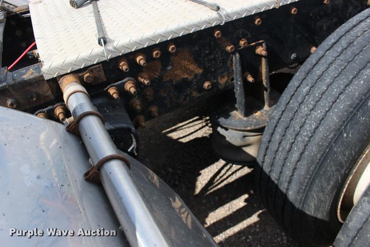 image for item DB0029 2005 Mack CHN613 semi truck