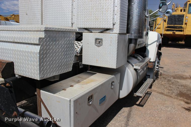 image for item DB0029 2005 Mack CHN613 semi truck