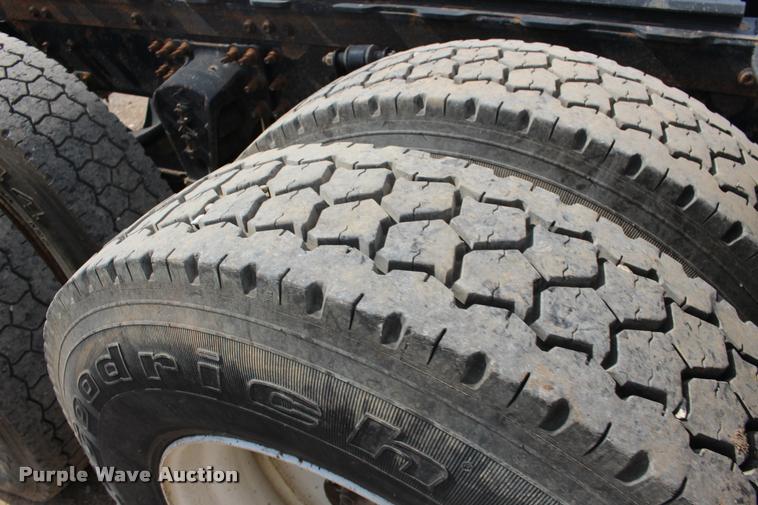 image for item DB0029 2005 Mack CHN613 semi truck