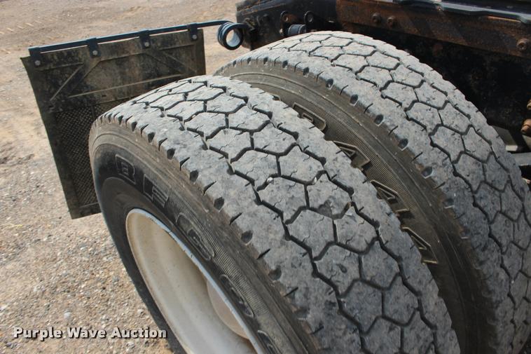 image for item DB0029 2005 Mack CHN613 semi truck