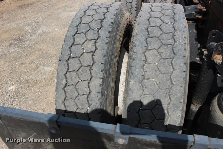 image for item DB0029 2005 Mack CHN613 semi truck