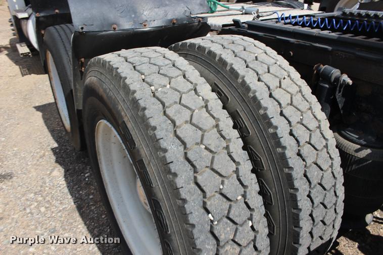 image for item DB0029 2005 Mack CHN613 semi truck